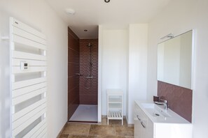 Dusche, Haartrockner, Handtücher, Toilettenpapier