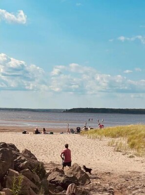 Beach - On Pointe! (Pointe-du-Chêne)
