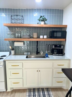 Cookware/dishes/utensils, dining tables