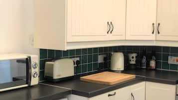 Apartment | Eigene Küche | Kühlschrank, Mikrowelle, Ofen, Herdplatte