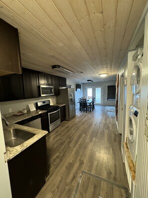 Fridge, microwave, oven, stovetop - HOUSEBOAT 2br/1ba RENOVATED, MAIN DOCK, Sleeps 7-8/Venice Marina (Venice)