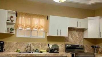 Réfrigérateur, micro-ondes, cafetière/bouilloire, blender