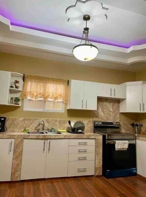 Réfrigérateur, micro-ondes, cafetière/bouilloire, blender