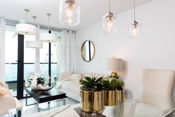 TV connectée, table de tennis de table, livres, chaîne hi-fi