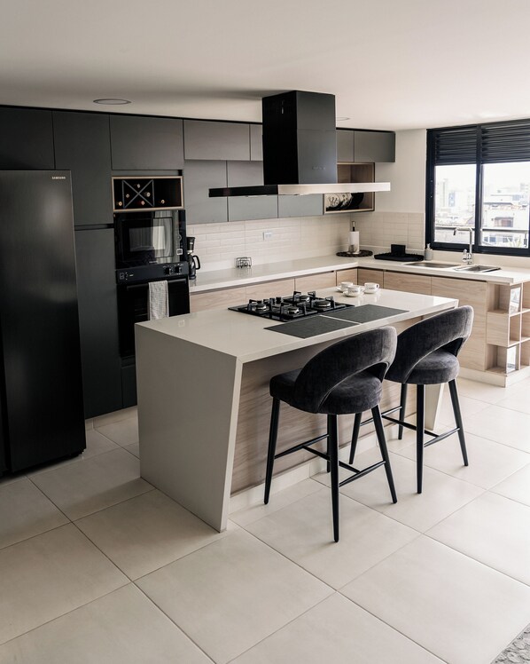 Frigorífico grande, microondas, lavavajillas y hervidor eléctrico