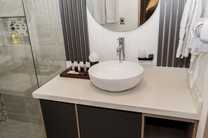 Shower, rainfall showerhead, free toiletries, hair dryer - Luxury Suites Gema by Cadissa (Medellín)