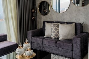 Apartamento junior | Zona de estar | Smart TV de 50 pulgadas con canales por cable, una televisión