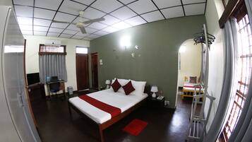 Kolmen hengen deluxe-huone | Yksilöllisesti kalustettu, kannettavalle tietokoneelle sopiva työtila