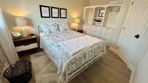 1 bedroom, iron/ironing board, free WiFi, bed sheets - Turtle Nest 5 - Quick Walk to Beach (Fort Myers Beach)