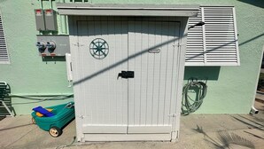 Un armadietto tecnico con un simbolo a stella e un cartello che riporta la scritta 'LAUNDRY' sull'esterno di un edificio.