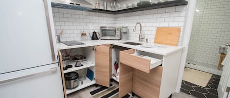 Fridge, microwave, oven, stovetop