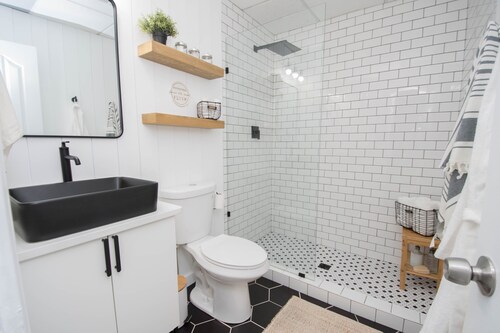Luxury Centrally-Located 1BR/1BA Basement Apartment with Gym and W/D in Unit