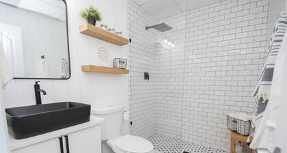 Luxury Centrally-Located 1BR/1BA Basement Apartment with Gym and W/D in Unit
