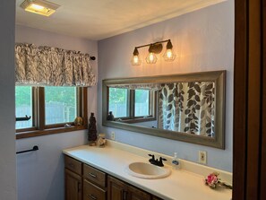 Ducha, secador de pelo, toallas y jabón