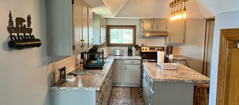 Downtown Townsend-Easy Access to all Amenities/Trails. Truck & Trailer Parking