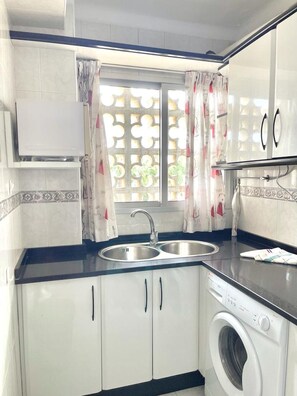 Réfrigérateur, micro-ondes, four, cafetière/bouilloire