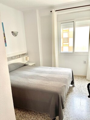 2 makuuhuonetta, silitysrauta/-lauta, vuodevaatteet
