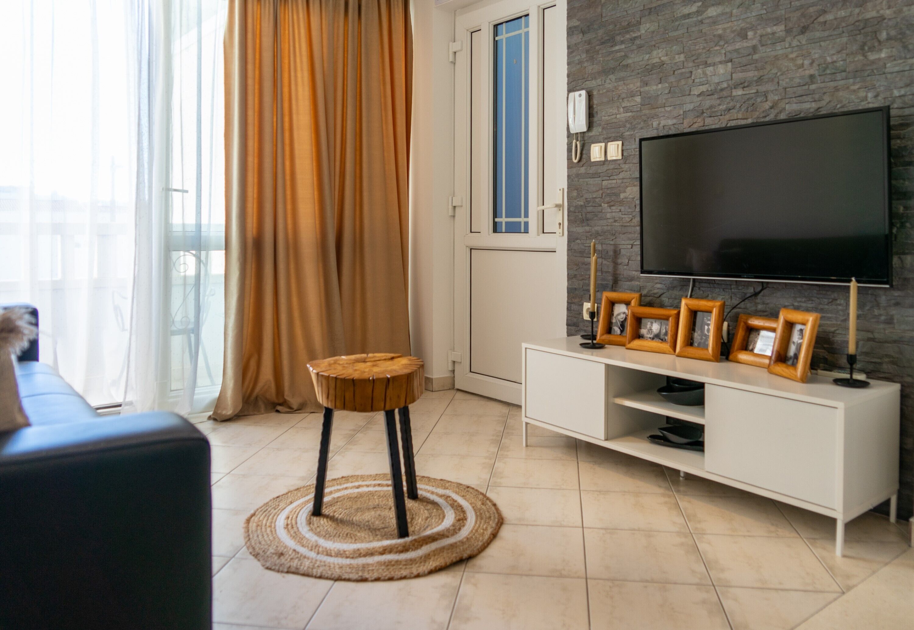 Apartment, 1 Queen Bed | Living area