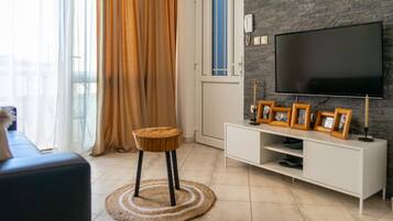 Apartment, 1 Queen Bed | Living area