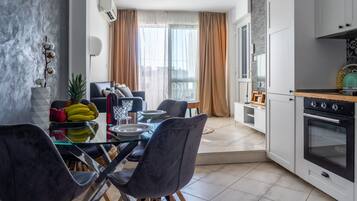 Apartment, 1 Queen Bed | Dining