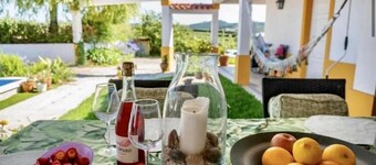 Farmhouse Sleeps 8 With Pool & Horses