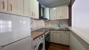 Een koelkast, een magnetron, een oven, een koffiezetapparaat/waterkoker