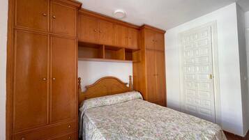 1 slaapkamer, een strijkplank/strijkijzer, beddengoed