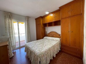1 slaapkamer, een strijkplank/strijkijzer, beddengoed