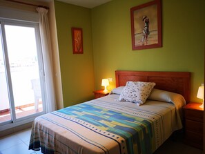 1 habitación, tabla de planchar con plancha y ropa de cama 