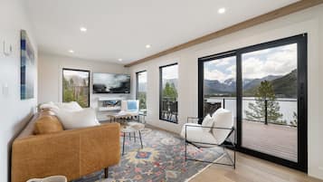 Smart-tv, eldstad, tv-spel och böcker