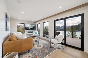 Smart-TV, Kamin, Videospiele, Bücher