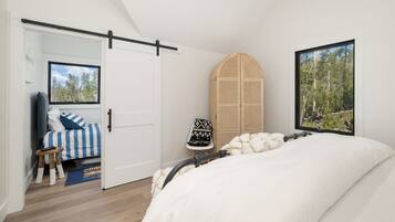 3 habitaciones, escritorio, tabla de planchar con plancha y wifi gratis