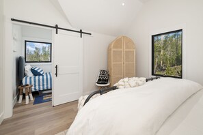 3 bedrooms, desk, iron/ironing board, free WiFi