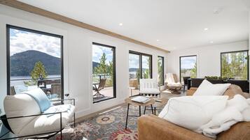 Smart TV, chimenea, videojuegos y libros