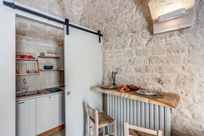 Kühlschrank, Herdplatte, Wasserkocher mit Kaffee-/Teezubehör