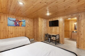 4 sovrum, skrivbord, strykjärn/strykbräda och resesäng