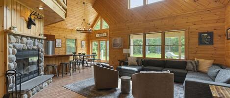 Smart TV, chimenea, tenis de mesa y libros