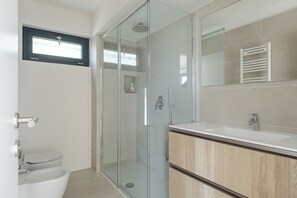 Douche, sèche-cheveux, bidet, serviettes fournies