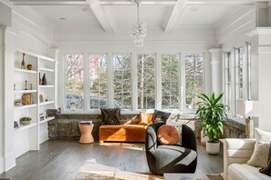 Smart TV, fireplace, books, offices