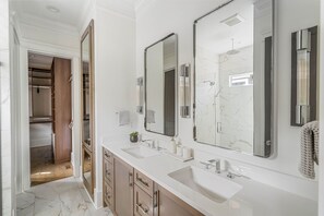 Shower, eco-friendly toiletries, hair dryer, towels - Beautiful Luxury Home - Steps From Piedmont Park (Atlanta)
