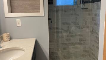 Douche, savon, shampoing, papier toilette