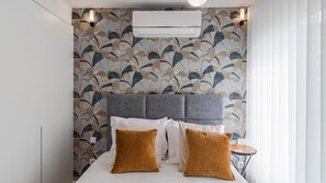 Sink into the plush bedding and enjoy the cool comfort of air conditioning in this stylish and serene bedroom setting.
#Bedroom #ACUnit #LovelyStay - Downtown Bliss w/ AC by LovelyStay (Porto)