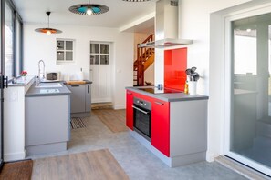 Een koelkast, een magnetron, een oven, een kookplaat