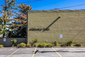 Property grounds - 5 Min Walk to PCMR Lifts - Gym, Pool, Hot Tub, Sauna & Bike Storage (Park City)