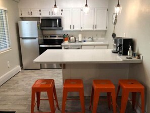 Frigorifero, microonde, forno, piano cottura