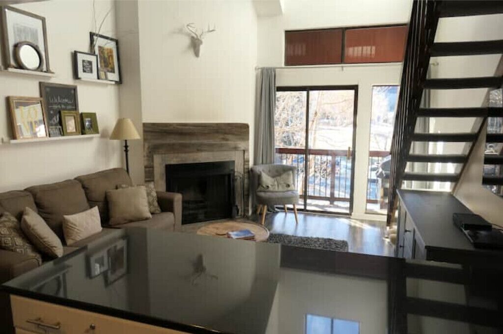 Smart-tv, een open haard en een computerscherm