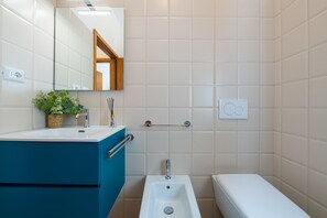 Douche, séchoir à cheveux, bidet, serviettes fournies