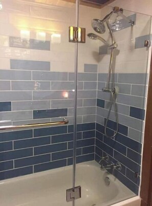 Shower, hair dryer, towels, soap - Charming Lakeront Cottage (Washago)