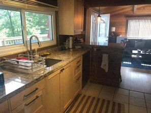Private kitchen - Charming Lakeront Cottage (Washago)