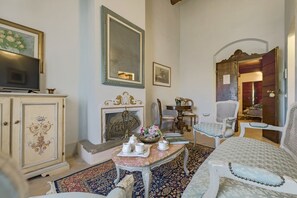 TV, fireplace - Villa Mimi - Nine Bedroom Villa, Sleeps 18 (Castroncello)